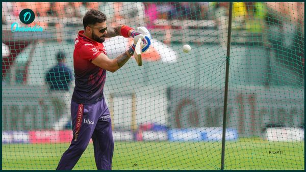 IPL 2025: দাদা ভারতীয় দলের সতীর্থ, আইপিএলের মধ্যেই ভাইকে ব্যাট উপহার দিলেন বিরাট