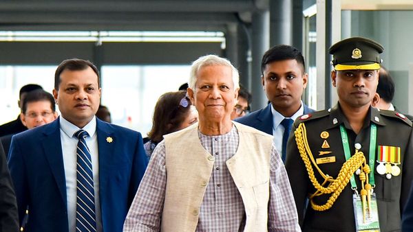 কোন্দলে জর্জরিত বাংলাদেশ! পদত্যাগের দোরগোড়ায় 'ভারত বিজয়' এর স্বপ্ন দেখা মহম্মদ ইউনূস