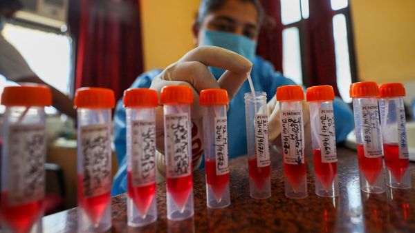 দেশজুড়ে বাড়ছে করোনা সংক্রমণ, তবে এখনই ভয় না পাওয়ার আহ্বান কেন্দ্রের