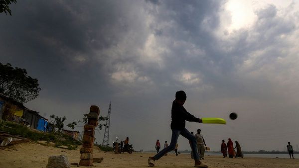 West Bengal Weather: তীব্র দাবদাহের পর অবশেষে স্বস্তির পূর্বাভাস, কোন জেলায় কবে কবে বৃষ্টি? কী বলছে হাওয়া অফিস