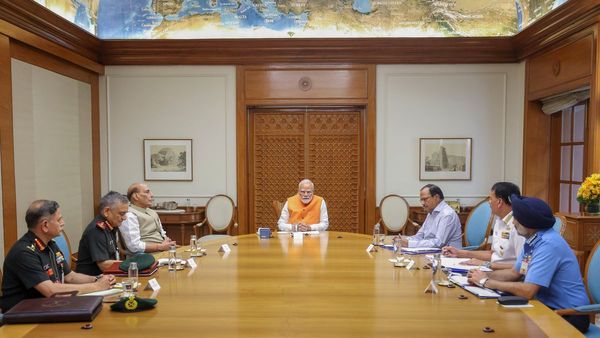 India-Pakistan: বায়ুসেনা প্রধানের সঙ্গে একান্ত বৈঠকে প্রধানমন্ত্রী মোদী, কোনদিকে ইঙ্গিত?