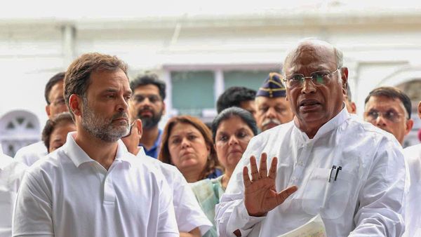 দেশকে বিভ্রান্ত করছে কেন্দ্র সরকার, সিডিএসের মন্তব্যের প্রেক্ষিতে মোদী সরকারকে আক্রমণ খাড়গের