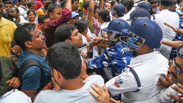SSC: বিকাশ ভবনের গেটে শিক্ষকদের বিক্ষোভ, পুলিশের সঙ্গে খণ্ডযুদ্ধ
