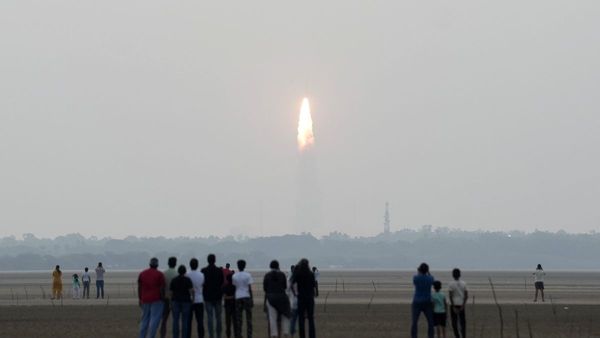 ISRO: মহাকাশ অভিযানে ধাক্কা! নামানোই গেল না ইসরোর কৃত্রিম উপগ্রহ