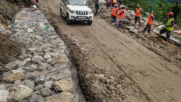 উত্তর সিকিমে দুর্ঘটনা: হাজার ফুট নিচে তিস্তায় পড়ল পর্যটকদের গাড়ি