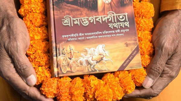 Air India: এয়ার ইন্ডিয়ার ধ্বংসস্তূপ থেকে উদ্ধার অক্ষত শ্রীমদ্ভগবদ গীতা, তোলপাড় সোশ্যাল মিডিয়ায়