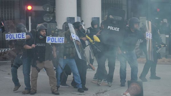 Los Angeles: লস অ্যাঞ্জেলেসে বিরাট বিক্ষোভ, ন্যাশনাল গার্ড মোতায়েন, অবৈধ বসবাসকারী ধরতে গিয়ে উত্তপ্ত মার্কিন মুলুক