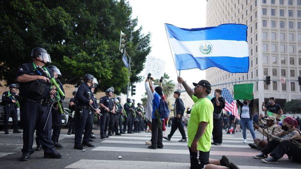 লস অ্যাঞ্জেলেসে বিক্ষোভ কমাতে আরও ন্যাশনাল গার্ড মোতায়েনের নির্দেশ ট্রাম্পের