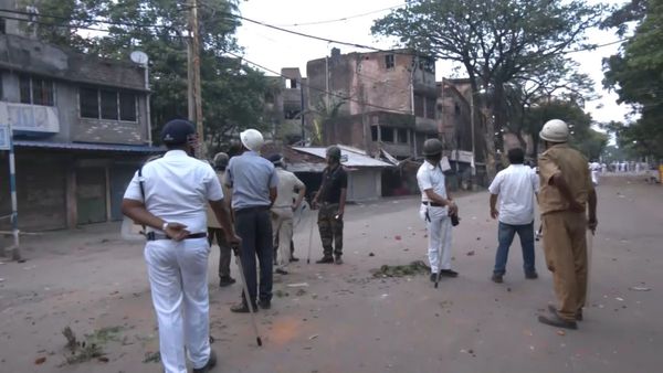 Maheshtala: পুলিশের নাকের ডগায় ভাঙচুর, ইটবৃষ্টি, জ্বলল আগুন, রণক্ষেত্র মহেশতলা, নামল ব়্যাফ