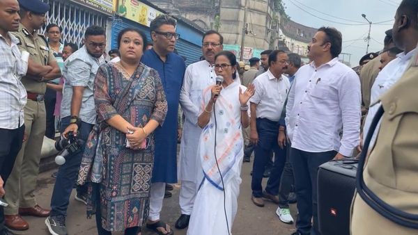 Mamata At Kidirpur: অগ্নিদগ্ধ খিদিরপুর বাজার পরিদর্শনে মুখ্যমন্ত্রী মমতা, ব্যবসায়ীদের পাশে দাঁড়াতে বড় ঘোষণা