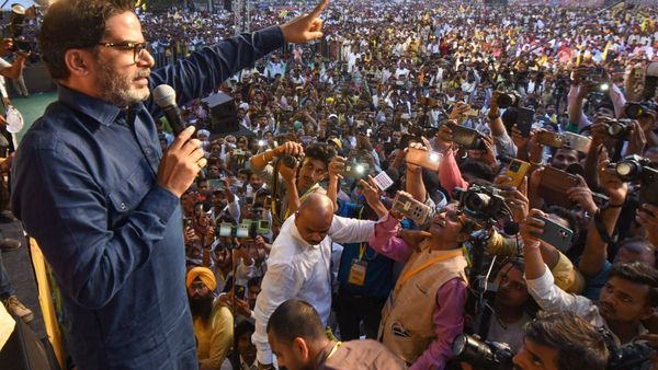 Bihar: আসন্ন বিহার ভোটে 'স্কুলব্যাগ' নিয়ে নীতীশের বিরুদ্ধে লড়াইয়ের ময়দানে প্রশান্ত কিশোর, চূড়ান্ত আত্মবিশ্বাসী জেএসপি