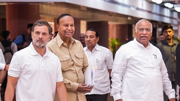 'অপারেশন সিঁদুর' নিয়ে আলোচনার দাবি, সংসদে বিশেষ অধিবেশন ডাকতে বললেন বিরোধীরা