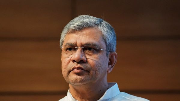 অমরনাথ যাত্রায় ডিউটি দিতে যাওয়া জওয়ানদের জন্য নোংরা ট্রেনের ব্যবস্থা, বিতর্কের পর সাসপেন্ড চার রেল আধিকারিক