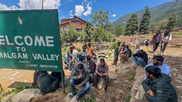 Pahalgam: পহেলগাঁওয়ে হামলা চালিয়েছে পাকিস্তানি জঙ্গিরাই, কাশ্মীর থেকে দুই আশ্রয়দাতাকে ধরল এনআইএ