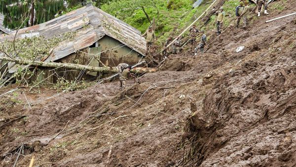 সিকিমে ভূমিধসের কবলে সেনা ক্যাম্প, নিহত ৩ জওয়ান, নিখোঁজ ৬