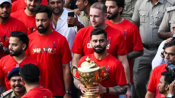 Bengaluru Stampede: চিন্নাস্বামীর ট্র্যাজেডি নিয়ে প্রতিক্রিয়া বাকরুদ্ধ কোহলির, শোকপ্রকাশ আরসিবিরও