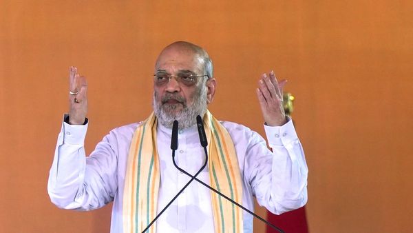 Amit Shah: কেন হঠাৎ ভারতীয় ভাষার পক্ষে সওয়াল অমিত শাহের? বিতর্কের মাঝেই উঁকি দিচ্ছে কৌতুহল