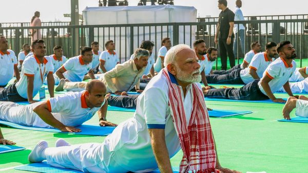 Yoga Day: অশান্তির মাঝে শান্তির হিমেল পরশ হল যোগ, বিশ্বকে একসূত্রে গাঁথার মন্ত্র, বিশ্ব যোগদিবসে শান্তির বার্তা নরেন্দ্র মোদীর