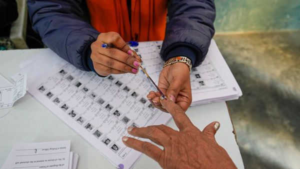 Kaliganj Bypoll: বৃষ্টি উপেক্ষা করেই ভোট কালীগঞ্জে, বাকি চার কেন্দ্রেও চলছে ভোটগ্রহণ