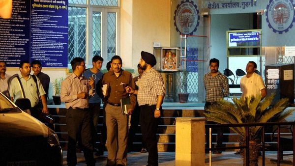 EPFO: প্রয়োজনে পিএফ থেকে তোলা যাবে ৫ লক্ষ টাকা, নয়া নিয়মে সীমা বাড়াল কেন্দ্র