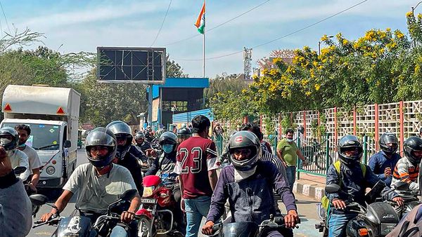 Bike Taxi: ব্যক্তিগত দু'চাকাও ব্যবহার করা যাবে যাত্রী পরিবহণে, এল কেন্দ্রের নতুন নির্দেশিকা