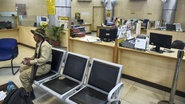 Banking Rules: আধার-প্যান সংযোগ থেকে নতুন ব্যাঙ্কিং চার্জ, মাস পয়লা থেকে বদলে যাচ্ছে অনেক নিয়মই