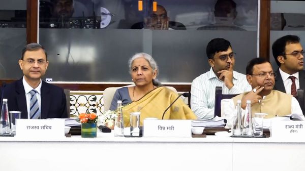 GST: নিম্ন ও মধ্যবিত্ত শ্রেণির কথা ভেবে জিএসটি নিয়ে বড় সিদ্ধান্তের পথে কেন্দ্র, কমতে পারে অনেক প্রয়োজনীয় জিনিসের দাম