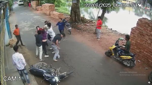 বেলঘরিয়ায় মদ্যপানের প্রতিবাদ করা শিক্ষককে মারধরের ঘটনায় গ্রেফতার যুবতী, বাকিদের খোঁজে তল্লাশি