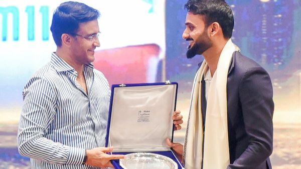 সৌরভের পরামর্শ বড় মোটিভেশন, সিএবির প্রতি কৃতজ্ঞ আকাশের কাছে কেন লাকি শুভমান?