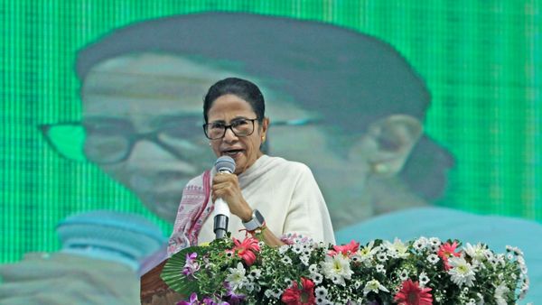 আইনশৃঙ্খলা রক্ষায় জেলা প্রশাসনের দায়িত্ব বোঝালেন মমতা, মানুষের সমস্যা দ্রুত সমাধানের নির্দেশ