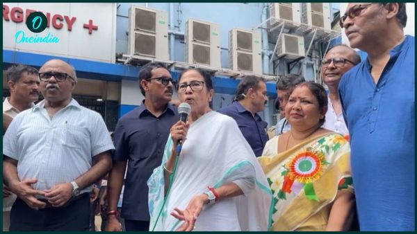 রেড রোডের কুচকাওয়াজ চলাকালীন অসুস্থ ৩৯ পড়ুয়া, এসএসকেএমে দেখে এলেন মুখ্যমন্ত্রী