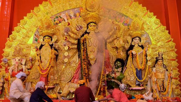 দুর্গাপুজোর অনুদান বাড়লেও দক্ষিণার হাল খুব খারাপ! ক্ষোভ বাড়ছে পুরোহিতদের