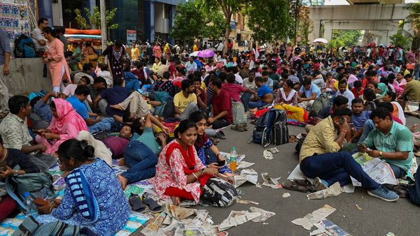 সুপ্রিম কোর্টের রায়ে স্বস্তিতে যোগ্য এসএসসি পরীক্ষার্থীরা, রাজ্যকে কী বলল শীর্ষ আদালত?