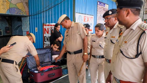 বিমানবন্দরের ধাঁচে রেল যাত্রীদের জন্য নতুন লাগেজ নীতি প্রয়োগ, নিয়ম ভাঙলেই কড়া জরিমানা