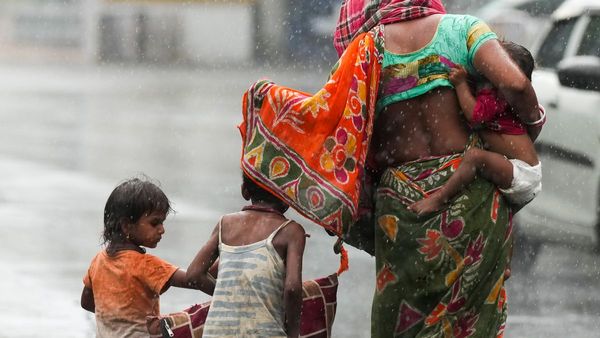 নিম্নচাপের ধাক্কা! কলকাতা সহ বাংলার প্রায় সব জেলায় চলবে বৃষ্টি, একনজরে আপডেট