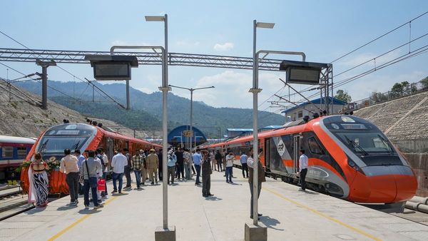 দেশের এই পাঁচটি রুটে গড়ে সবচেয়ে বেশি স্পিডে ছোটে বন্দে ভারত, রয়েছে হাওড়া থেকে দুটি রুট