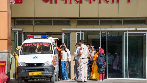 ৫৫ বছর বয়সী রেখা জন্ম দিলেন ১৭তম সন্তানের, নোংরা কুড়িয়ে চলে সংসার