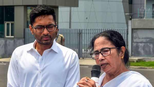 টিএমসিপির প্রতিষ্ঠা দিবসে ফের একবার অন্যায়ের বিরুদ্ধে আপোসহীন থাকার পরামর্শ মমতা-অভিষেকের