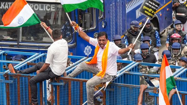 নবান্ন অভিযানে পুলিশকে মার, আদালতের নির্দেশ অমান্য, দায়ের একাধিক এফআইআর