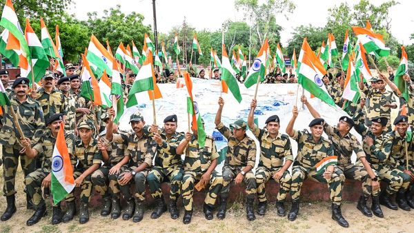 অপারেশন সিঁদুরের সময় অসীম বীরত্ব প্রদর্শন, ১৬ বিএসএফ আধিকারিককে সম্মাননা স্বাধীনতা দিবসে