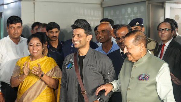 দিল্লিতে উষ্ণ অভ্যর্থনা, ভারতে ফিরলেন শুভাংশু শুক্লা, দেখা করবেন প্রধানমন্ত্রী মোদীর সঙ্গে