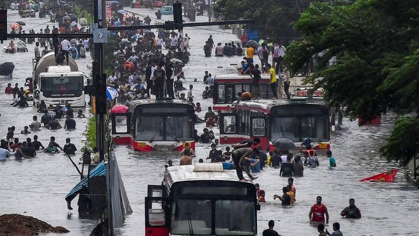 মুম্বইয়ে রেকর্ড বৃষ্টিপাত, আগামী ৪৮ ঘণ্টা খুব গুরুত্বপূর্ণ, সতর্কতা জারি মহারাষ্ট্রে
