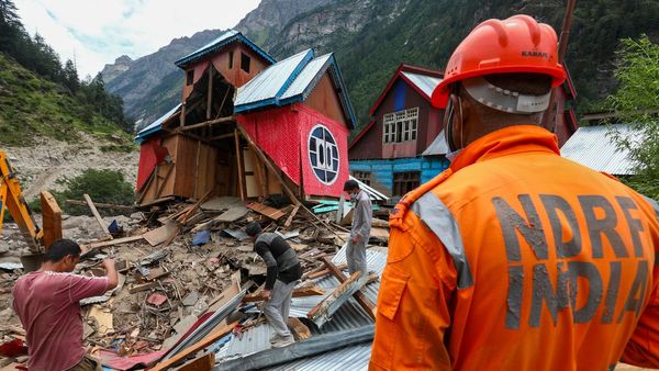 কাশ্মীরে মেঘ ভাঙা বৃষ্টিতে বিপর্যয়, হতাহত কয়েকজন, বন্যায় ভেসে গেল বাড়িঘর