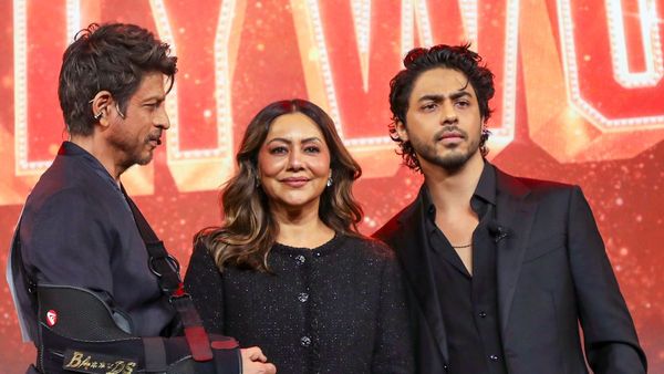 পরিশ্রমী ছেলের জন্য একশো গুণ বেশি ভালোবাসা চাইলেন শাহরুখ, বাবার নাম রাখতে পারবেন আরিয়ান?
