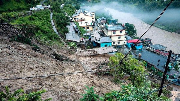 চামোলিতে মেঘ ভাঙা বৃষ্টিতে ব্যাপক ক্ষয়ক্ষতি, ফের আতঙ্ক উত্তরাখণ্ডে