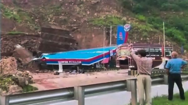 জম্মু ও কাশ্মীরে ভয়াবহ অবস্থা, বৈষ্ণী দেবীর রাস্তায় ভূমিধসে মৃত ৩১, আটকে বহু, বাড়ছে আশঙ্কা