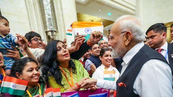 সাত বছর পরে চিন সফরে মোদী, তুমুল উত্তেজনায় বরণ করলেন প্রবাসী ভারতীয়রা, রবিতে বৈঠক শি-র সঙ্গে