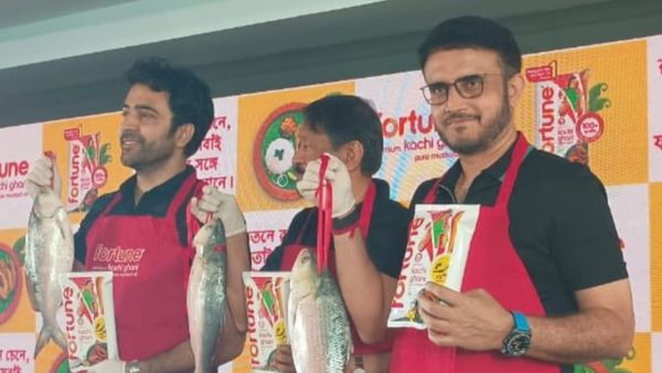 আবিরকে ইলিশ ভাজা শেখালেন সৌরভ, মহারাজের পছন্দ কোন পদ?