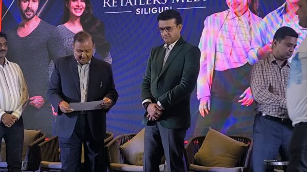 ঝটিকা সফরে শিলিগুড়িতে সৌরভ, মহারাজকে নিয়ে উন্মাদনা