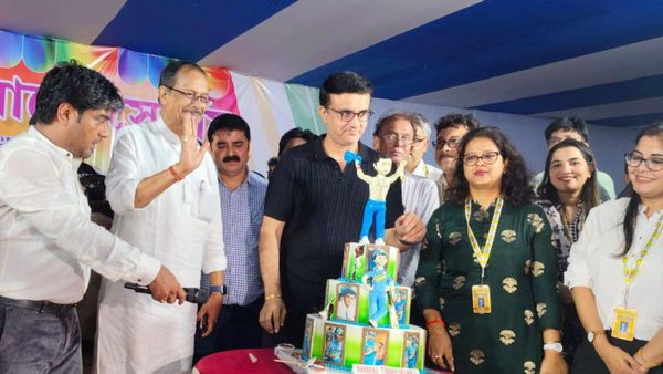 হুডখোলা গাড়ি দেখে মনে পড়ল ছিয়ানব্বইের কথা, স্মৃতির সরণিতে হাঁটালেন সৌরভ